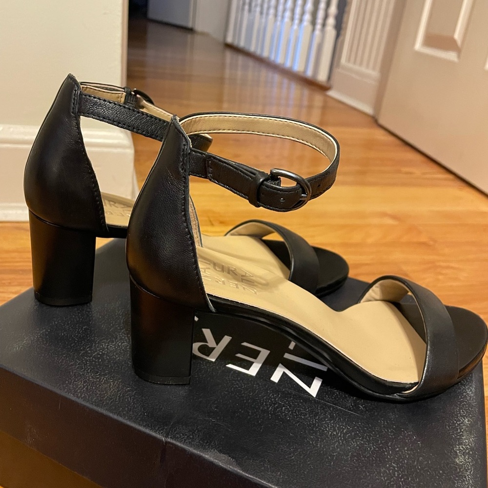 NEW Naturalizer Vera sandals